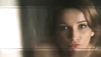 Голая Анфиса Чехова принимает душ