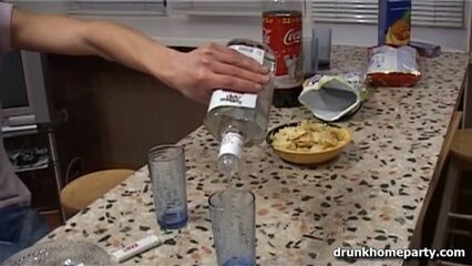 Русское порно: совместная пьянка дома заканчивается сексом