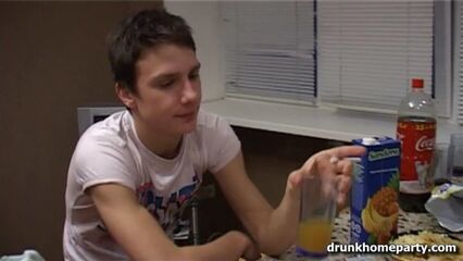 Русское порно: совместная пьянка дома заканчивается сексом