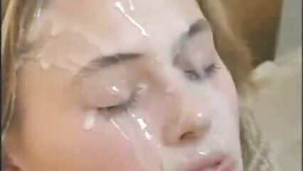Лицо блондинки полностю в сперме