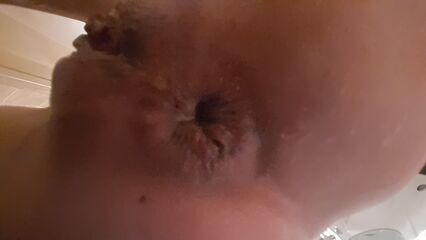 Мастурбация анала в ванной жестяной банкой от кока-колы