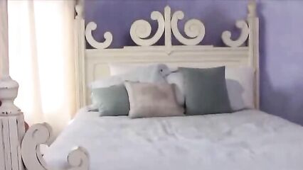 Шикарная сисястая брюнетка трахает себя розовым самотыком