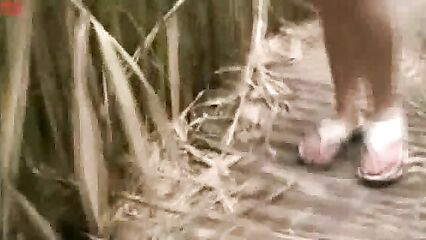 Молодая сисястая брюнетка трахает себя бутылкой в камышах