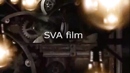 Молоденькая шатенка целку показывает с гордостью