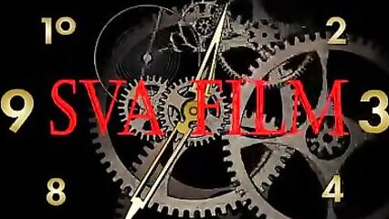 18-летняя сучка выставила целку на показ