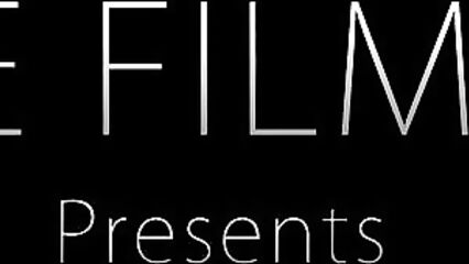 Красивых девушек наполняют спермой