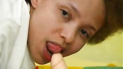 Трахнула себя фаллоимитатором