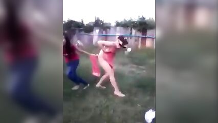 Секс приколы: С девушки снимают полотенце после душа