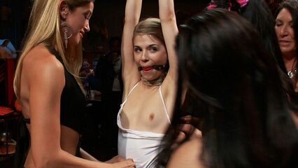 Публичное садо мазо БДСМ порно с худой гибкой блондинкой