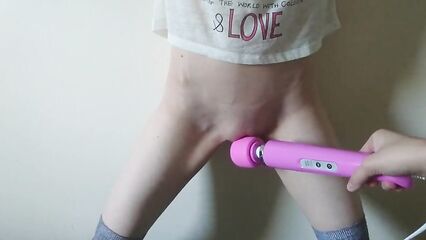 Мастурбация клитора вибратором худой сучке