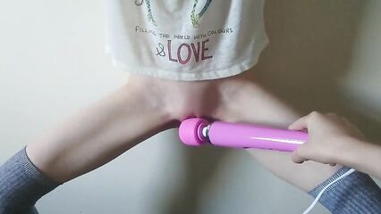 Мастурбация клитора вибратором худой сучке