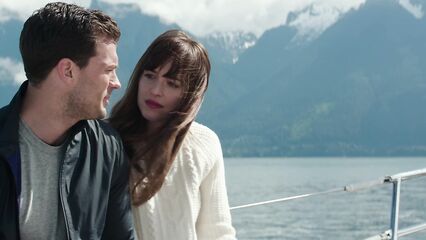 На пятьдесят оттенков темнее (Расширенная версия)