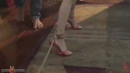 Связал и жестко трахнул в анал худую пленницу!