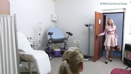 Молоденькая девушка Victoria на проверке у гинеколога