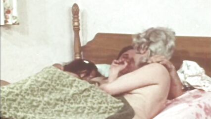 Муж на пару с женой трахает во все щели соседку