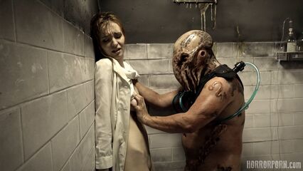 Безжалостное чудовище трахает в анал своего создателя