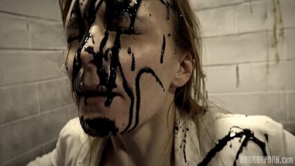 Безжалостное чудовище трахает в анал своего создателя