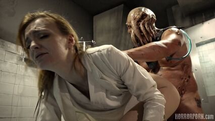 Безжалостное чудовище трахает в анал своего создателя