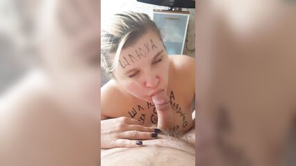 Разрисованная шлюшка Дашка Логачёва сосет член