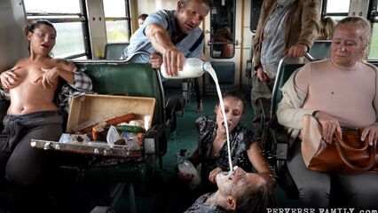 Извращенная семейка: Девственная студентка получила сперму