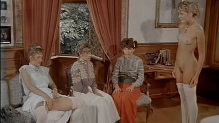 Дворец удовольствий Жозефины Мутценбахер, с переводом